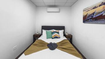 2 bedrooms, desk, WiFi, bed sheets