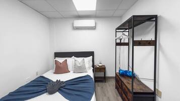 2 bedrooms, desk, WiFi, bed sheets