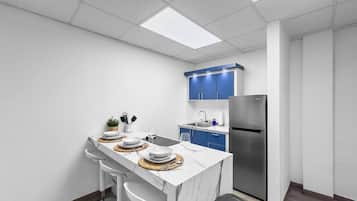 Een koelkast, een magnetron, een kookplaat