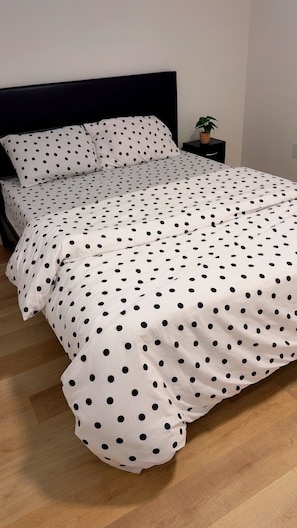 Iron/ironing board, WiFi, bed sheets