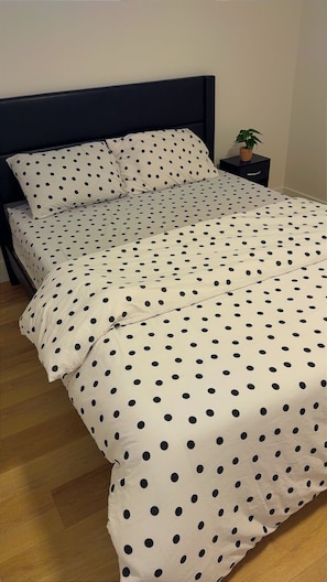 Iron/ironing board, WiFi, bed sheets