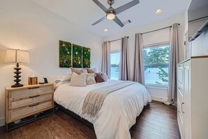 2 bedrooms, iron/ironing board, WiFi, bed sheets - Downtown Vibes with Backyard Bliss - WFH Friendly (Austin)