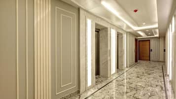 Ropa de cama de alta calidad y escritorio