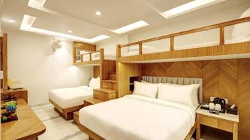 Een moderne hotelkamer met een groot bed, een kleiner bed, een bureau met stoel en een spiegel.