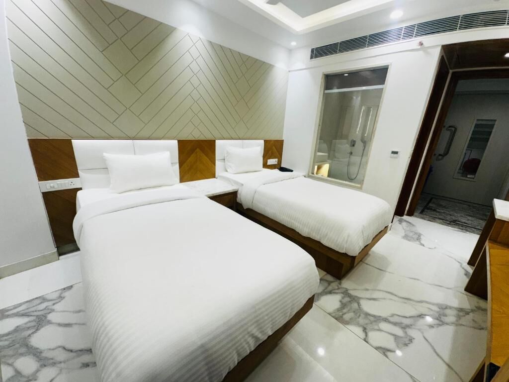 Kamar Twin Eksekutif | Seprai premium, meja kerja, dan ruang kerja ramah laptop