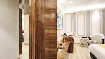 Superior-Dreibettzimmer | Hochwertige Bettwaren, Schreibtisch, laptopgeeigneter Arbeitsplatz