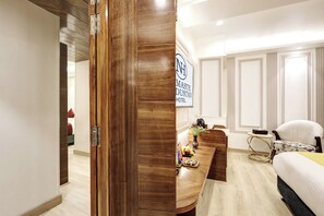 Superior Triple Room | Peralatan tempat tidur premium, meja, ruang kerja komputer riba 