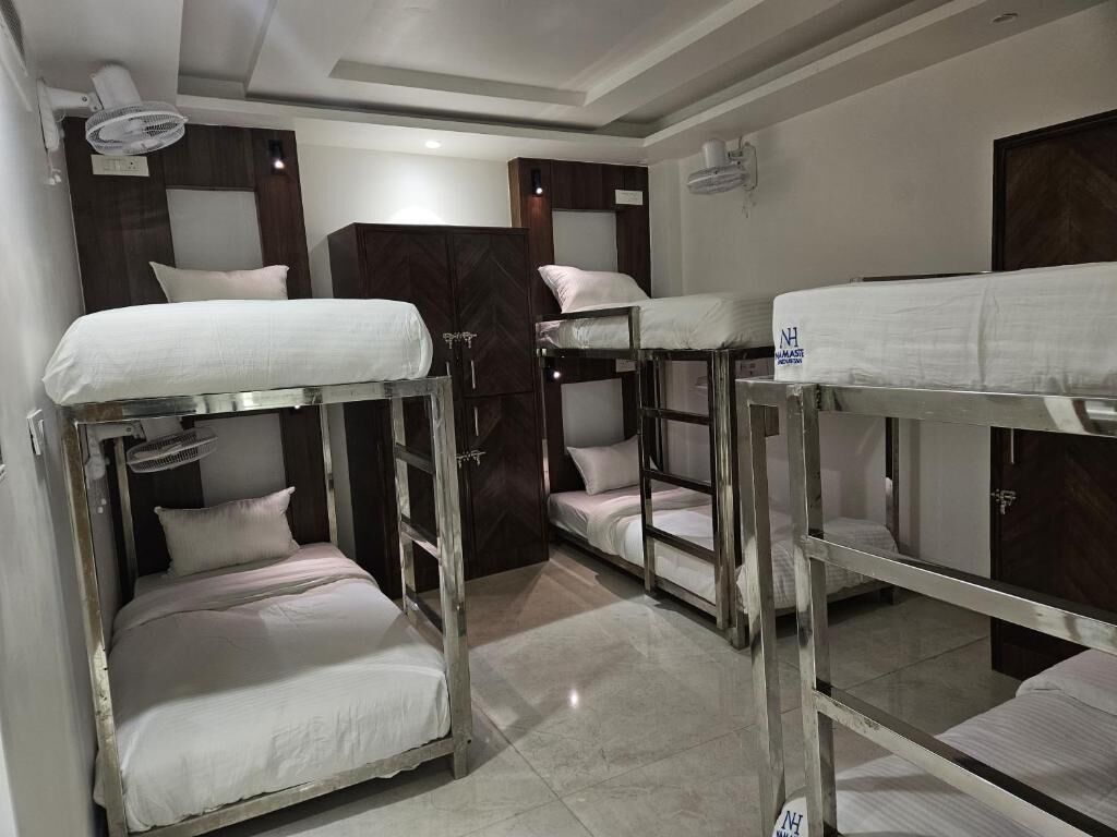 Gemeinsamer Presidential-Schlafsaal | Hochwertige Bettwaren, Schreibtisch, laptopgeeigneter Arbeitsplatz