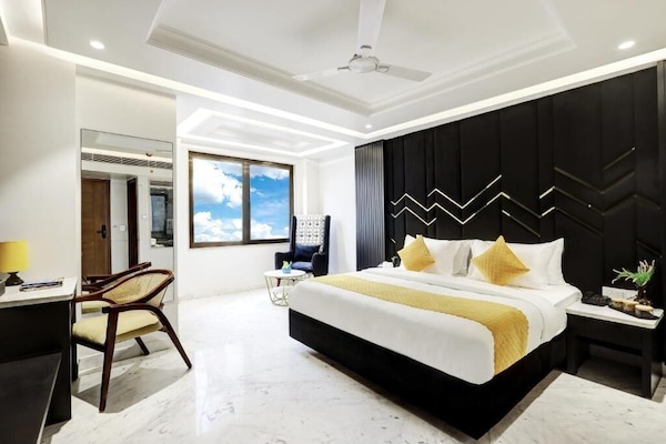 Studio Suite Presidensial | Seprai premium, meja kerja, dan ruang kerja ramah laptop