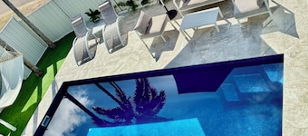 Flip flops is a Family and Couple Friendly retreat with use of the Pool.