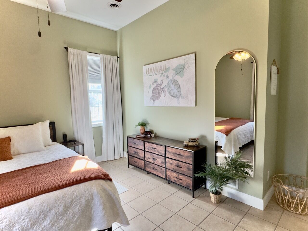 1 chambre, fer et planche à repasser, lit de bébé portatif