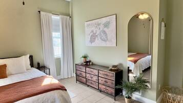 1 chambre, fer et planche à repasser, lit de bébé portatif