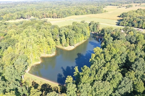 Beautiful, cozy, lakeside wooded getaway in serene surroundings.