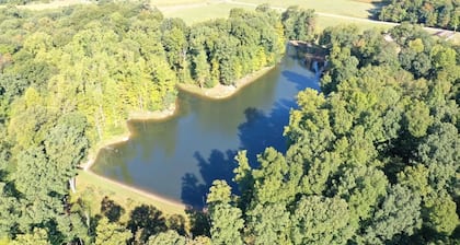 Beautiful, cozy, lakeside wooded getaway in serene surroundings.