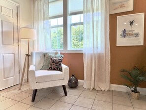 Smart TV, books - Beautiful, cozy, lakeside wooded getaway in serene surroundings. (Osgood)