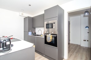 Refrigerador, microondas, horno, placa de cocina