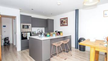 Jääkaappi, mikroaaltouuni, uuni, liesi