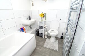 Shower, hair dryer, towels - Apartment - Sleeps 4 - Parking - Workspace (Bradford)