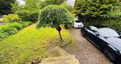 Buxton 5-Bed Retreat - Sleeps 12, Parking & Garden