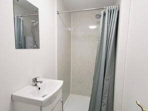 Shower, towels - Loft Style-1Br-WalkinShower-WiFi-Central Cork (Cork)