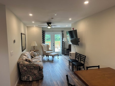 Family Suite | Living area | 20-inch TV with cable channels, DVD player. Major League Motor Inn