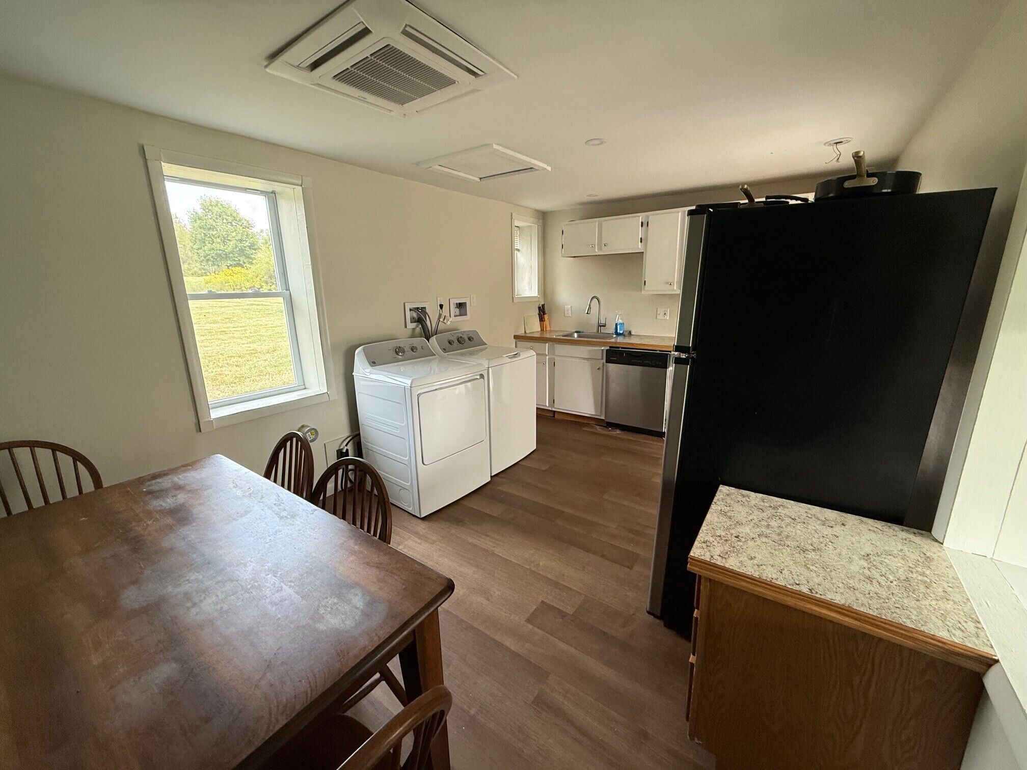 Deluxe-huone, keittiö | Ilmainen Wi-Fi, vuodevaatteet