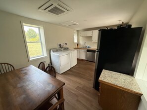 Deluxe Room, Kitchen | Free WiFi, bed sheets - Major League Motor Inn (Fly Creek)