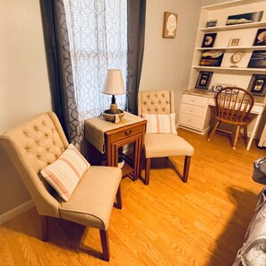 Téléviseur connecté, foyer, table de baby-foot, table de ping-pong