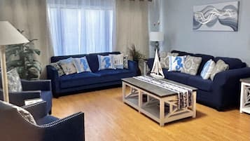 Smart TV, chimenea, futbolito y tenis de mesa