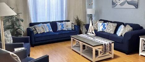 Smart TV, chimenea, futbolito y tenis de mesa