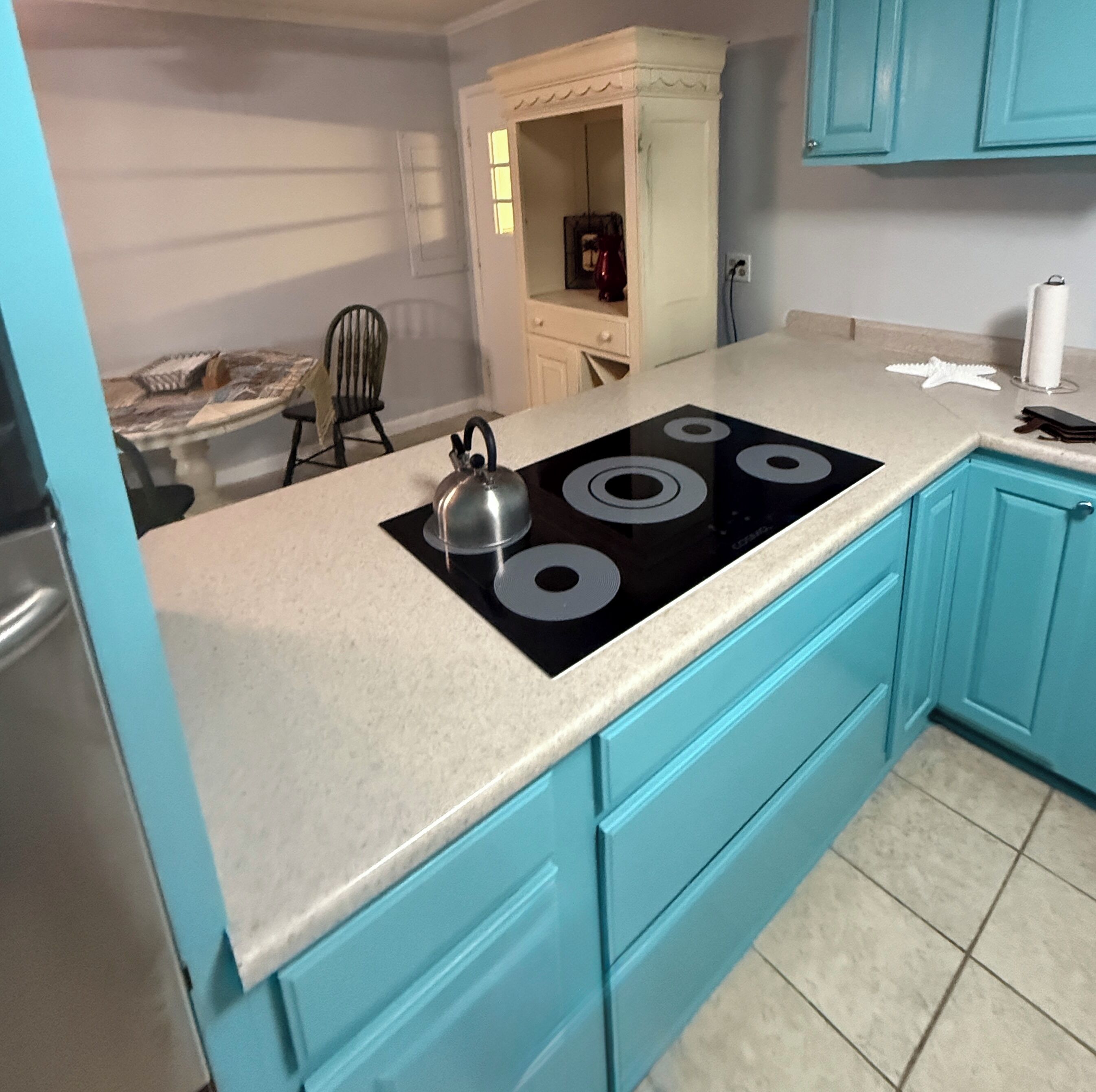 Refrigerador, microondas, horno y parrilla de estufa 