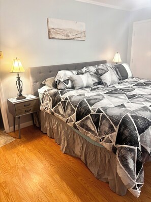 4 bedrooms, desk, iron/ironing board, travel crib