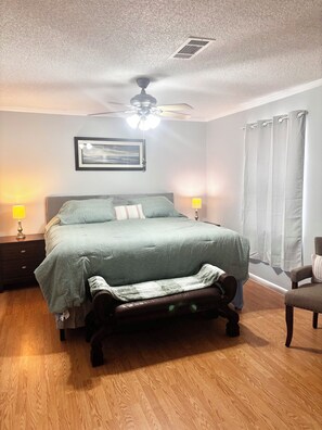 4 chambres, bureau, fer et planche à repasser, lit de bébé portatif