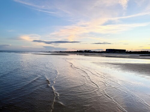 Spacious family beach home wbbq grill,arcade,pool table,pingpong table, gameroom