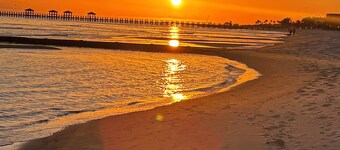 Spacious family beach home wgrill,arcade,pool table,pingpong, gameroom,fire pit