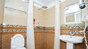 Ein Badezimmer mit Toilette, Dusche und Waschbecken.