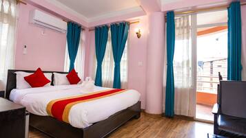 Espacio para trabajar con laptop y tabla de planchar con plancha