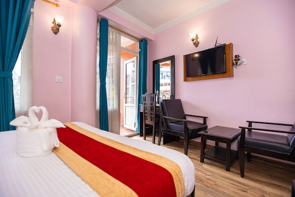 Deluxe Double Room | Laptop workspace, iron/ironing board, free WiFi