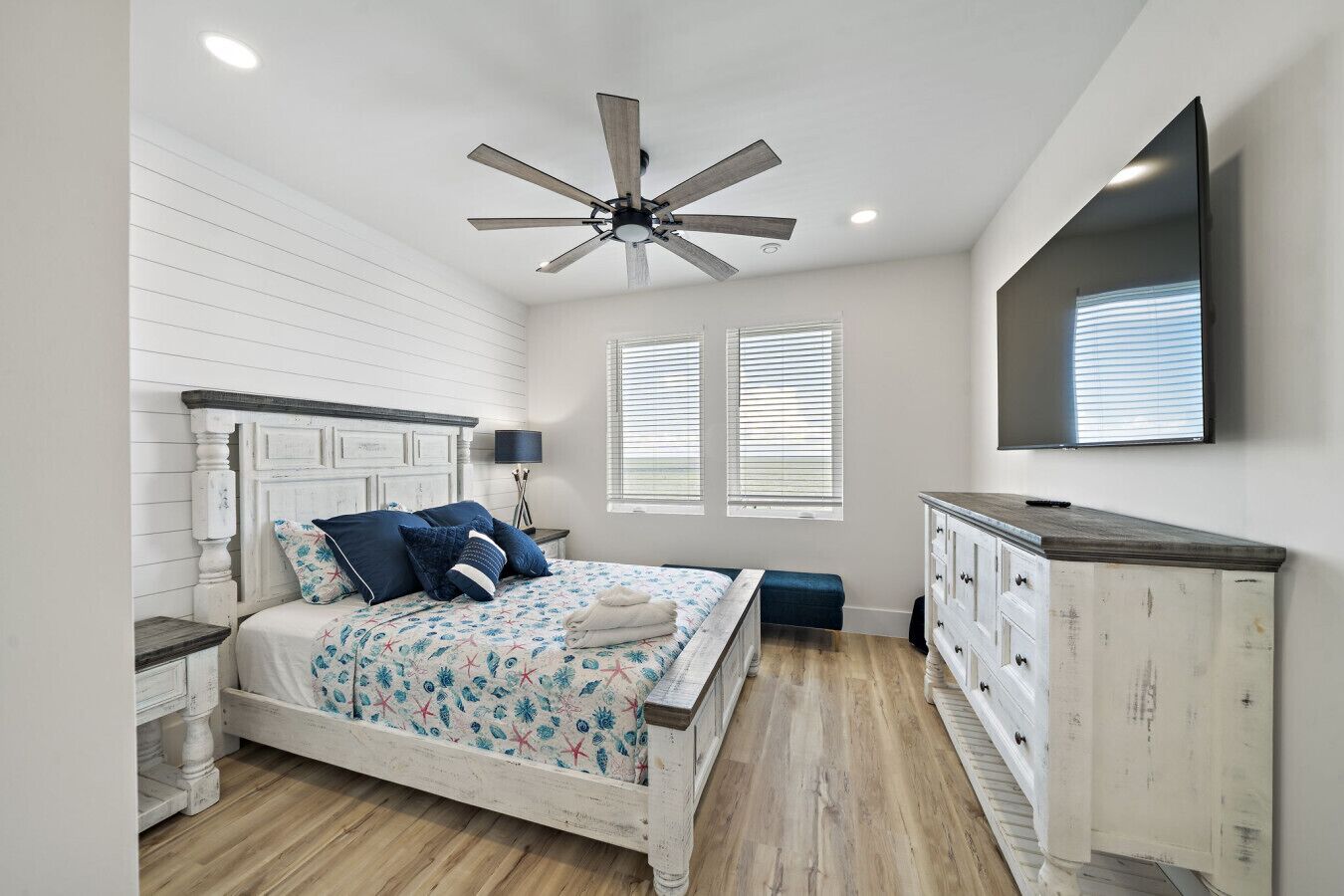 6 habitaciones, tabla de planchar con plancha y cuna de viaje 