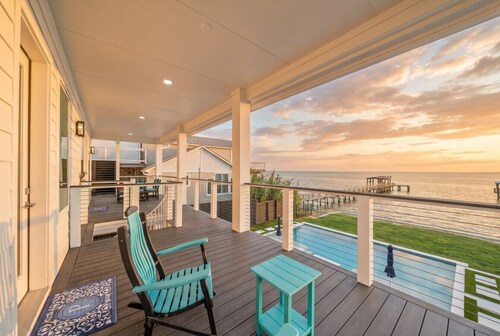 Brand new bayfront home, gorgeous pool.
