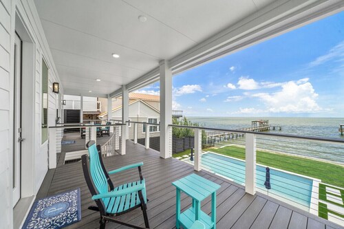 Brand new bayfront home, gorgeous pool.