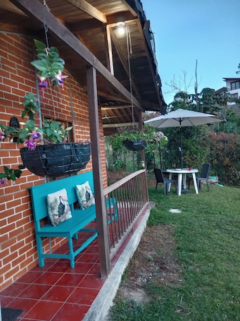 屋外ダイニングエリア. Lovely 2-bedroom bungalow in Guarne