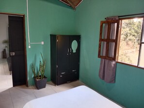 2 bedrooms, internet, bed sheets