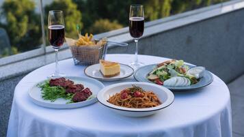 تناول الطعام بالخارج