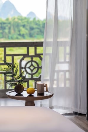Quarto superior | Edredons de pluma, frigobar (abastecido com itens grátis)