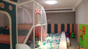 Zona de juegos infantil cubierta