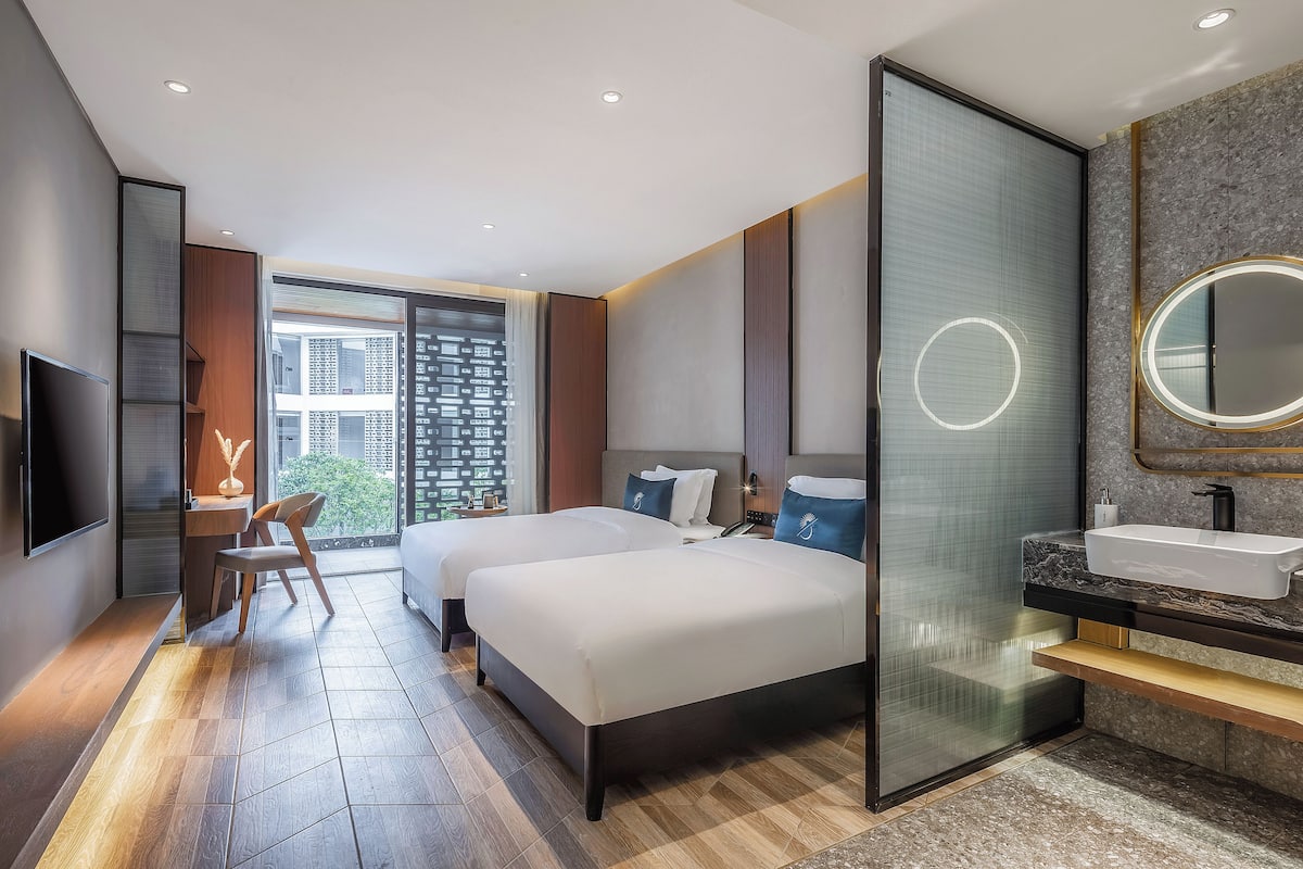 Quarto duplo conforto | Edredons de pluma, frigobar (abastecido com itens grátis)