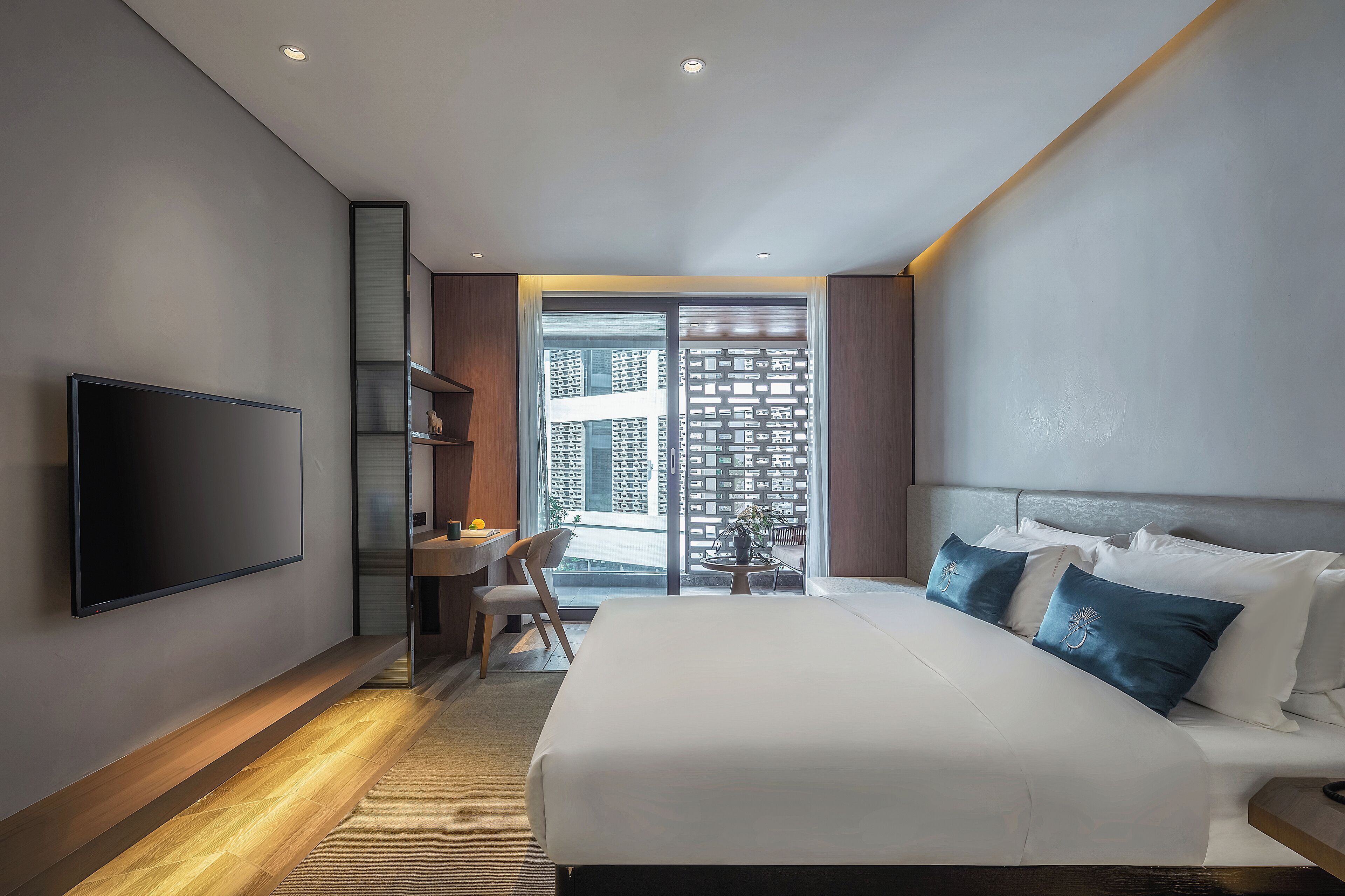 Business Room | Down duvets, free minibar, in-room safe, free WiFi