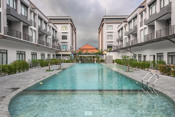 Kolam renang outdoor, dengan kursi berjemur