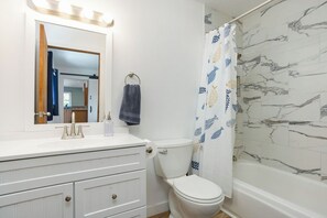 Sèche-cheveux, serviettes fournies, savon, papier toilette